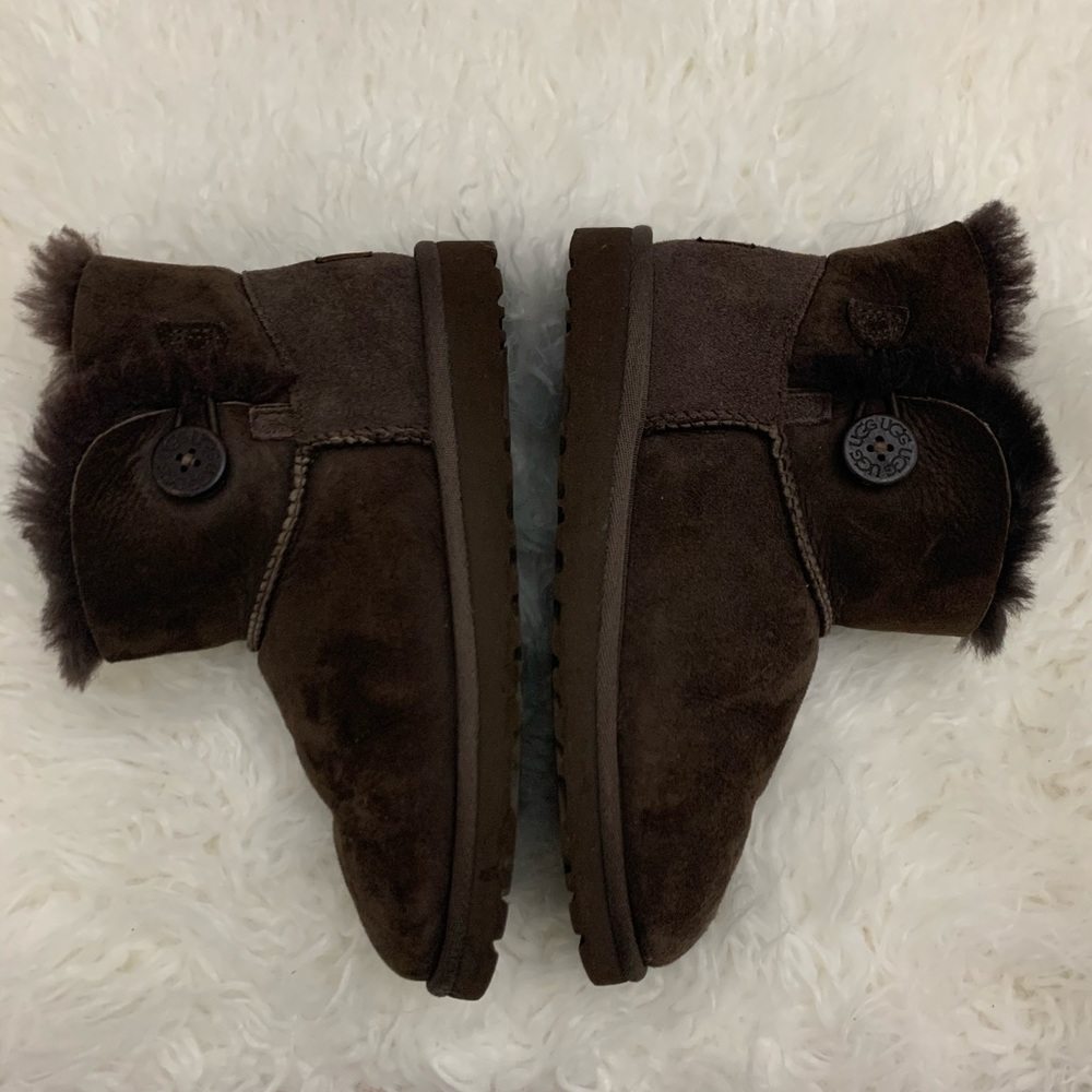 UGG CHOCOLATE MINI BAILEY BUTTON BOOTS, SIZE US 4
